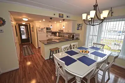Image de Joli condo confortable en bord de mer doté de 2 chambres, d'une connexion Wi-Fi gratuite, d'une piscine extérieure, d'un décor de plage adorable et d'une superbe vue sur l'océan situé dans le centre-ville et à quelques pas de la plage!