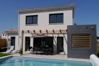 Image de Villa avec piscine\/jacuzzi privatifs au sein d'une résidence avec tennis