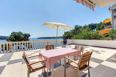 Image de Appartement d'une chambre avec la terrasse et la vue sur le mer Mali Losinj, Losinj (A-2489-c)