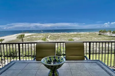 Image de Magnifique Condo de 3 chambres avec grand balcon au 3e étage avec vue sur le golfe!