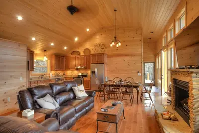 Image de Almost Heaven - Watershed Cabins - superbe foyer avec patio, cinéma maison