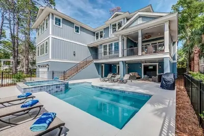 Image de Nouvelle maison personnalisée! 5 suites king! Chaleur de piscine Gratuite! À quelques pas de la plage