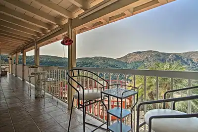 Image de Hilltop Valley Center House avec balcon et vue sur la montagne!