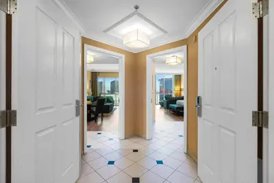 Image de Luxueux StripView Penthouse (8 personnes) + balcon et aucun frais de résidence