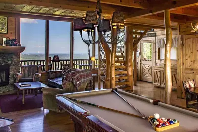 Cabine avec vue panoramique, bain à remous, table de billard, cheminée et entrées gratuites aux attractions locales