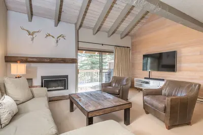 Image de Condo ensoleillé côté pente avec terrasse privée et accès au bain à remous, au sauna et à la piscine