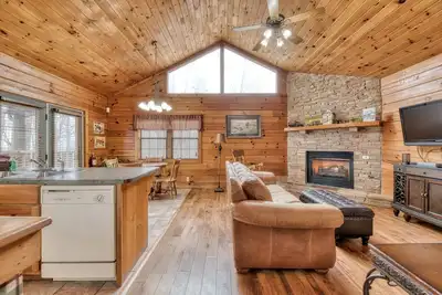 Cabine Pet Friendly avec cheminée en pierre, belle véranda, bain à remous, & amp; laissez-passer gratuits à l'attraction locale