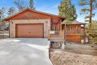 Image de * Castle Glen Single Story Log Home ~ Bain Ă remous ~ Pont