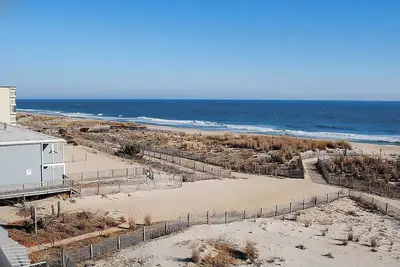 Image de Relaxant, Élégant Condo 1 chambre en bord de mer avec WiFi gratuit, une piscine extérieure, décoration de la plage et une superbe vue sur l'océan Situé dans le centre-ville et à proximité de la plage!