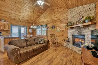 Cabane qui accepte les animaux de compagnie avec une vue magnifique, porche, bain à remous et laissez-passer gratuits pour les attractions locales.