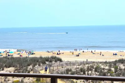 Image de Cozy Condo Oceanfront 1 chambre avec WiFi gratuit, décor de plage, une piscine extérieure et une vue à couper le souffle Situé Midtown et à quelques pas de la plage!