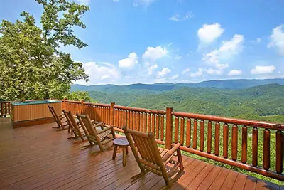 Enroulez autour de la terrasse avec une vue magnifique, idéale pour une escapade en famille