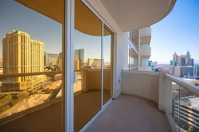 Image de Suite StripView de luxe (4 personnes) + balcon et aucun frais de résidence