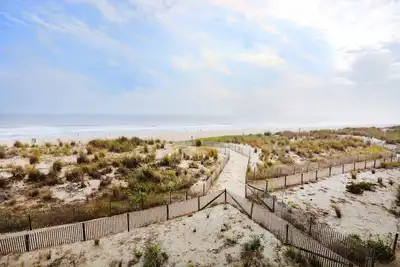 Image de Condo traditionnel et spacieux avec 1 chambre en bord de mer avec connexion Wi-Fi gratuite, meubles en daim et une vue imprenable sur l'océan situé dans le centre-ville excitant à quelques pas de la plage et à quelques rues de la promenade!