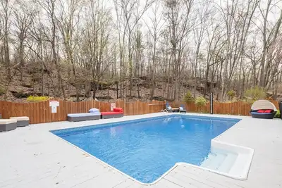 Image de Nouveau luxe Woodstock Secret Retreat avec piscine chauffée (toujours ouverte) et bain à remous extérieur
