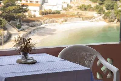 Image de Appartement d'une chambre avec la terrasse et la vue sur le mer Baie Prapatna, Hvar (A-12207-a)