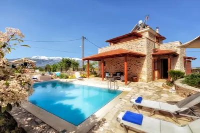 Image de Villa en pierre avec piscine privée, barbecue et vue imprenable sur la montagne