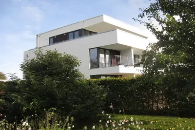 Appartement moderne avec une vue imprenable sur l'eau et le pont de Rügen