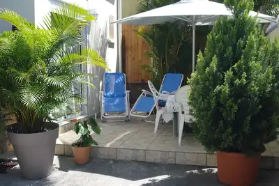 Image de Maisonnette avec mezzanine, clim, parking, internet wifi, calme. Classé 3 étoiles.