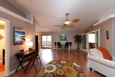 Image de Hip, magnifique et spacieux Loft Condo dans le centre-ville d'Estes Park sur Parade Route
