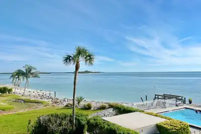 Image de Condo coloré au bord de l'eau à quelques pas de la plage et du parc de bateaux de Caxambas