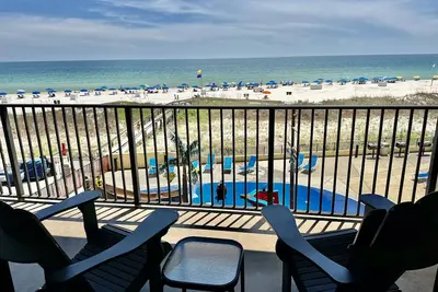 Image de Magnifique Condo au 2e étage! Immense balcon surplombant le parc du Golfe et de l'eau!
