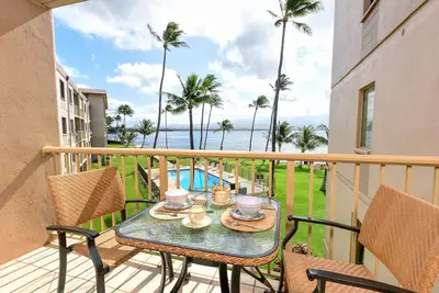 Image de Condo en bord de mer avec piscine et balcon partagés - à pied des restaurants, des activités et plus
