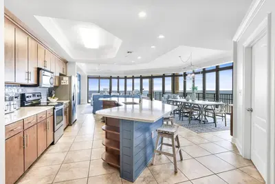 Image de 4 Br 4. 5 Ba ~ Phoenix West Ii 1401 ~ Gulf Front!