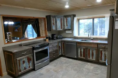 Image de 3 chambres 3 salles de bain maison sur terrain privé avec une vue magnifique sur les montagnes