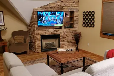Image de Spacieux Loft Deux Chambres avec Ac et sur la rivière. L'emplacement est inégalé.