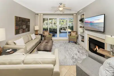 Image de Adagio G-102 au bord de la piscine, condo au sol à 1 minute à pied de la plage!