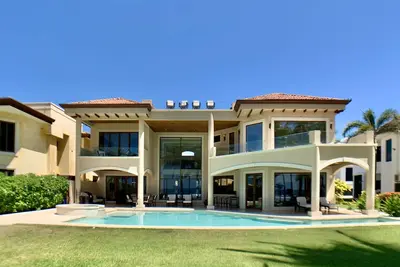Image de Luxe Beach Front Estate avec piscine magnifique - Droit sur le sable pour les événements!