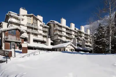 Image de St106 by Mountain Resorts ~ Jacuzzi sur place ~ Mountain Village Location!