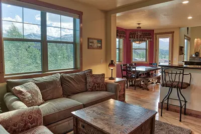 Vues magnifiques et Perfect Location: 4bd beauté avec bain à remous privé et table de billard!