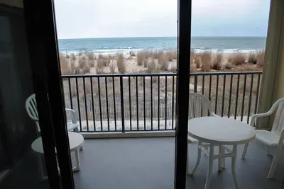 Image de Condo confortable et spacieux de 2 chambres en bord de mer avec WiFi gratuit et une vue imprenable sur l'océan situé au centre-ville à quelques pas de la plage!