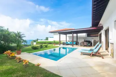 Image de Villa en bord de mer avec piscine dans la communauté de Pristine Bay Golf Resort