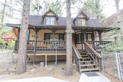 Image de Mountain Bliss - 2br / 2ba / Cabane Woodsy paisible / WiFi / Netflix / Balançoire de porche! / Gratuit Location de kayak 2 heures