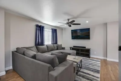 Image de Golf Gratuit Et Plus! Récemment rénové 2 étages près de la vieille ville de Scottsdale, piscine, privé arrière Patio & Grill