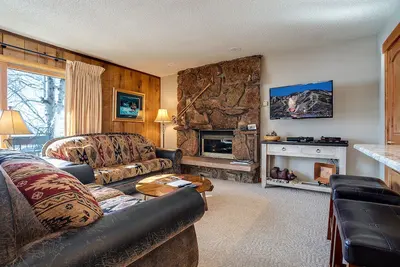 Image de Sc560 by Mountain Resorts ~ Condo de charme avec terrasse privée et accès facile aux pistes!