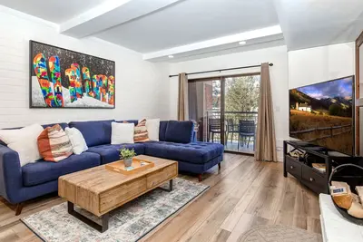 Image de Main Street Area Condo Marche pour les ascenseurs