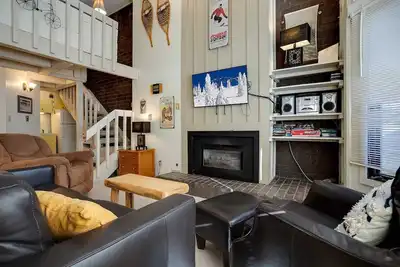 Image de St216 by Mountain Resorts ~ Hot Tubs ~ À distance de marche du village de Mtn