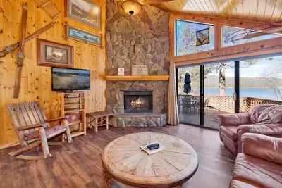 Image de * Lakefront Chalet ~ Table de billard ~ Jacuzzi ~ Clôturé ~
