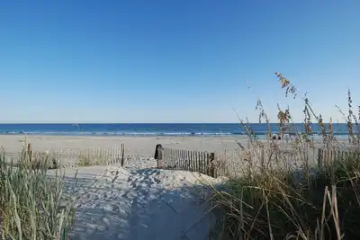 Image de 2 chambres condo en bord de mer, les animaux de compagnie, une piscine extérieure, Wifi! !