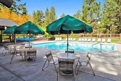 Image de La crête Sunriver - Condo # 15 - Accès fourni au Sha R. C. Aquatics Park. Seuls les condos de la porte à côté de S. H. A. R. C. Deux minutes à pied S. H. A. R. C. Facilité. Piscine privée Hoa et bain à remous toute l'année aussi! Comprend 4 vélos.