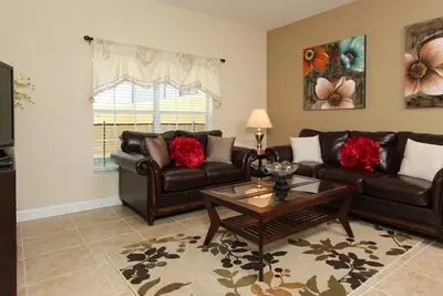 Image de À quelques minutes de Disney, installations de villégiature gratuites, piscine à débordement privée, laveuse et sécheuse