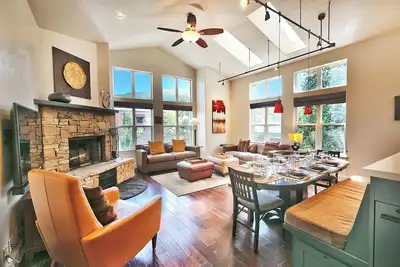 Image de Private Home With Hot Tub One Block De Ville Ascenseur