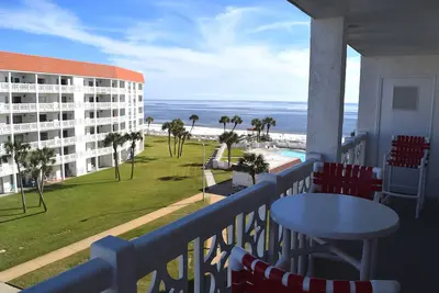 Image de Un lieu de vacances préféré, Two Bedroom Corner Unit, dans un immeuble Front Beach