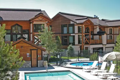 Image de X2681 by Mountain Resorts + Accès facile aux événements estivaux + Piscine extérieure et bain à remous