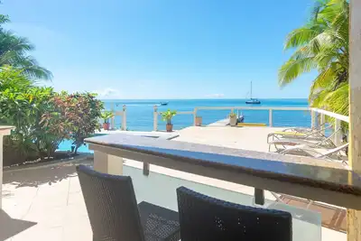 Image de Beachfront + Poolside + Kayaks pour la plongée en apnée du récif dans votre cour avant!