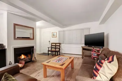 Image de Condo calme avec un accès facile aux stations
